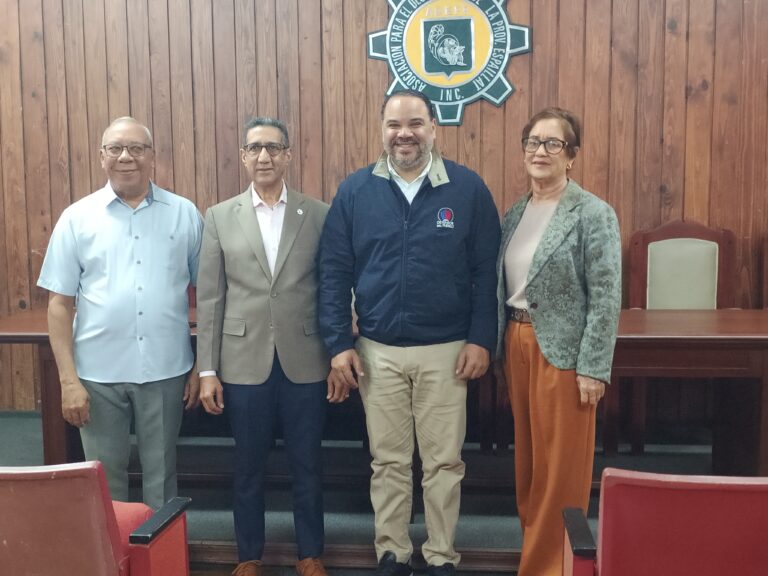 ADEPE recibe al Defensor del Pueblo en conversatorio con su membresía